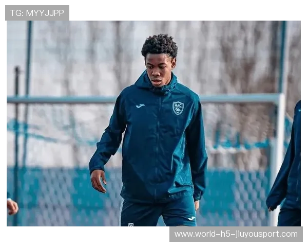 曼联青训未来之星迎战关键比赛,队伍注重年轻力量