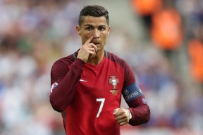 九游网页版入口-中超联赛裁判争议引发球迷热议，2020赛季中超裁判